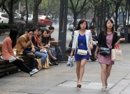 安吉丽娜·朱莉龙凤胎儿女现身街头